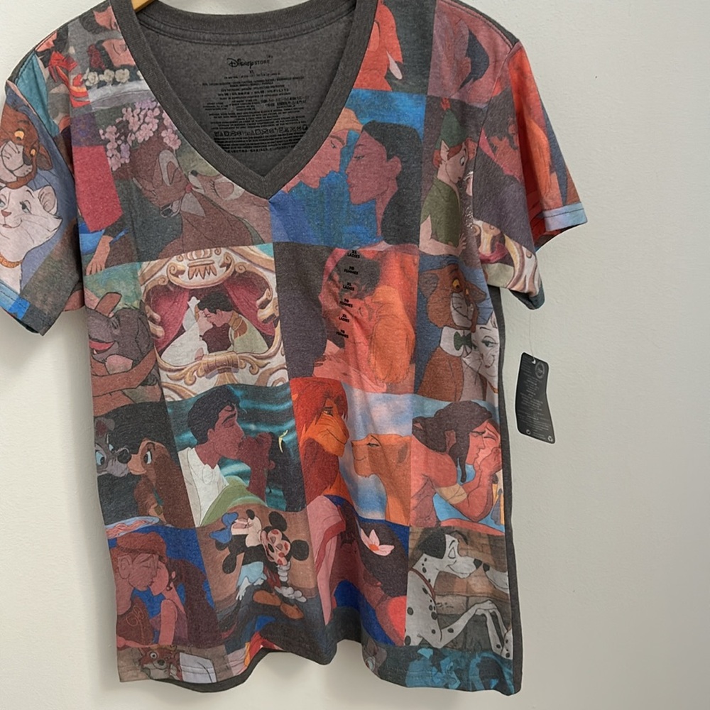 Disney Store Women’s TShirt Size XL Kissing Scenes Romantic V-Neck Gray